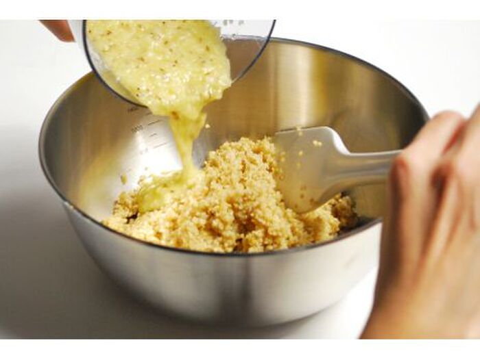 4. ドレッシングとキヌアを和える