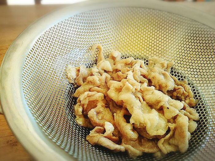 沸騰した湯でさっと茹でます