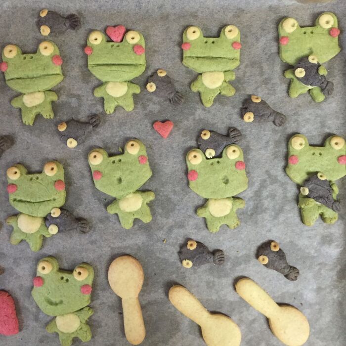 余った生地をテキトーに抜いて焼く