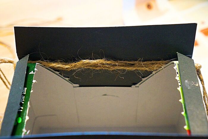 箱の上部の内側