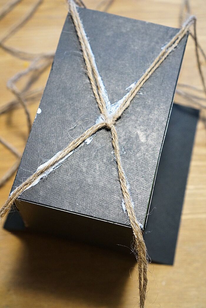 紐を箱に這わせて貼り付けます。