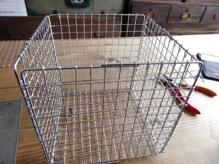 底、側面をワイヤーで留めると自立します。