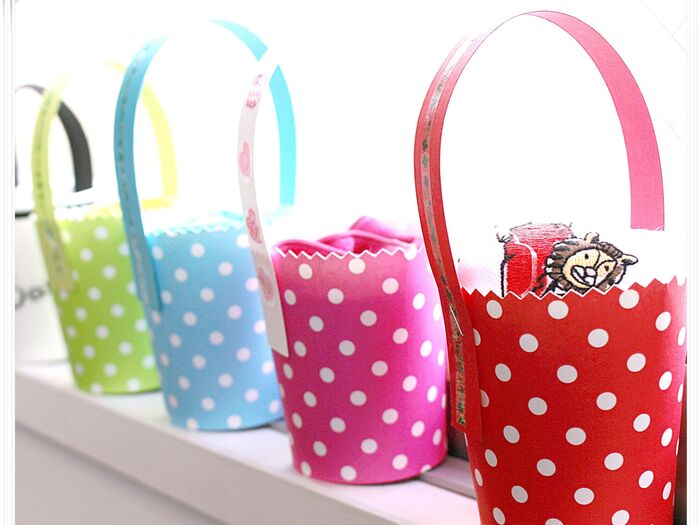 100均のドット柄紙コップで持ち手付きかわいいバケツ型ラッピンググッズが完成!