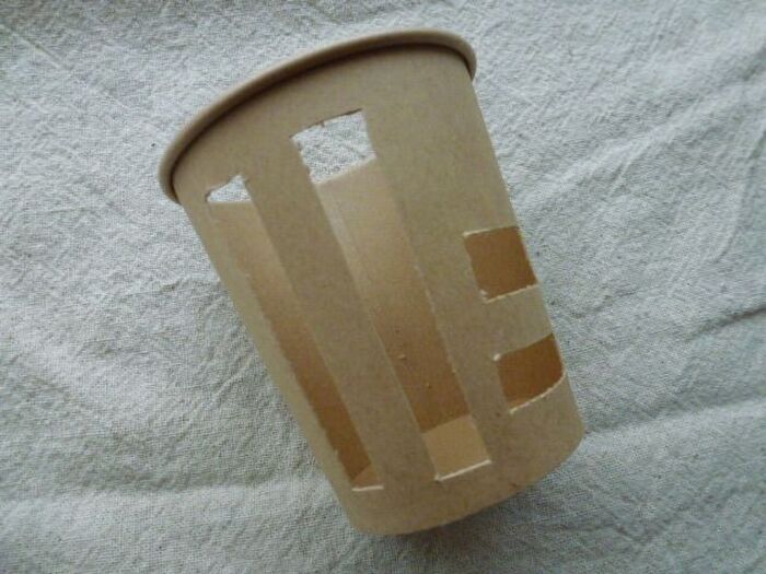 紙コップを切り抜く