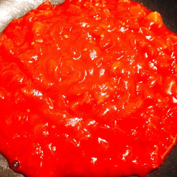①トマト缶を鍋に投入