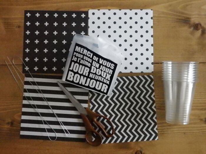 セリアモノトーンの折り紙などを用意します。