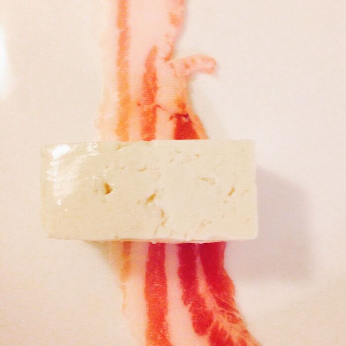 ①豆腐を豚バラで巻きます