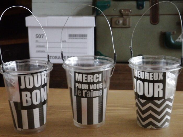 透明プラカップを重ねてシンプルかっこいいバケツ風ラッピング♪