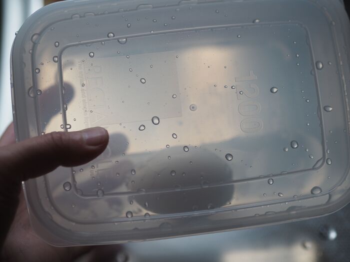 ③容器に水とゆで卵を入れ、いきおいよく振る