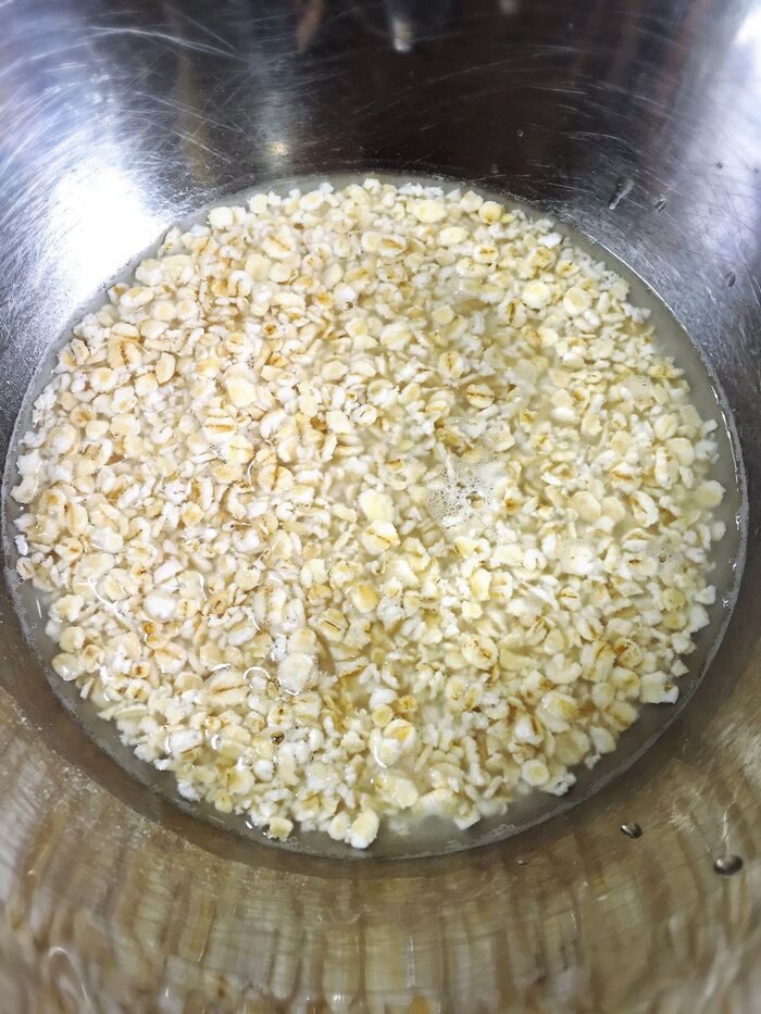 オートミールをふやかします。