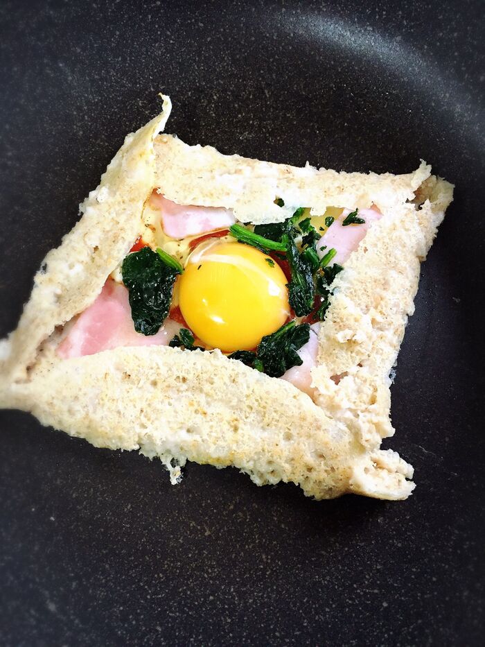 生地の周囲を折ります。