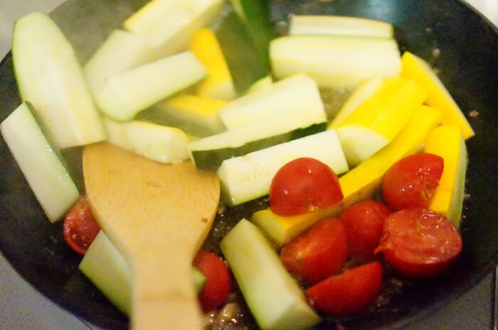 手順2.野菜をフライパンに投入する