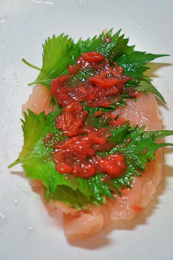 手順3.とりのささみに大葉+梅肉