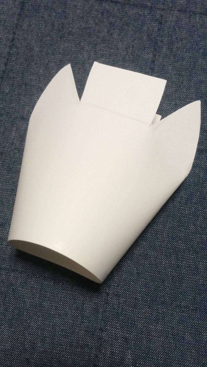 紙コップを動物の耳の形にカット