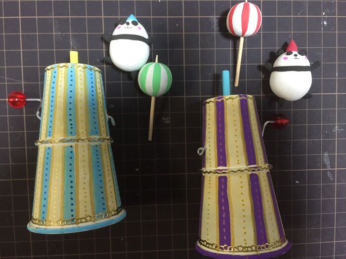 土台の紙コップを接着し、着色