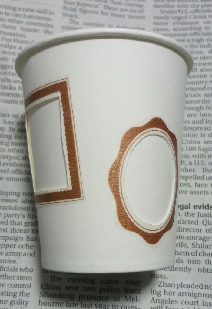 もう1つ別の紙コップの飲み口をカットし中に入れます