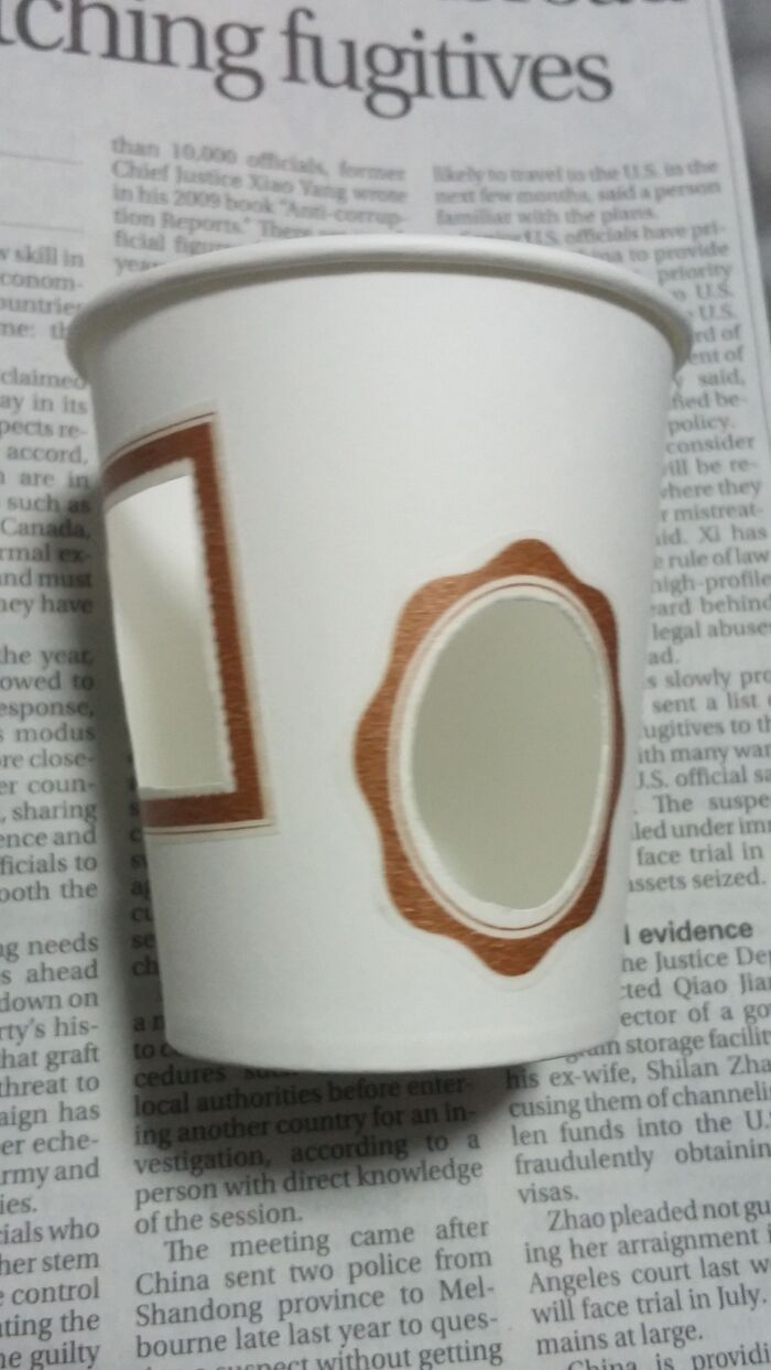 紙コップにマステを貼って、くり抜きます