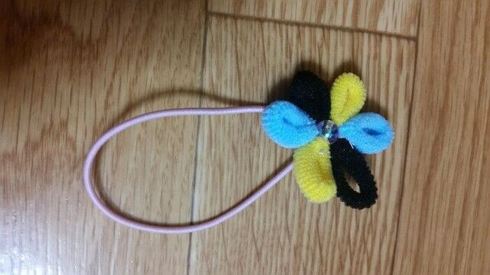 真ん中にビーズ、裏にゴムをつけて完成。