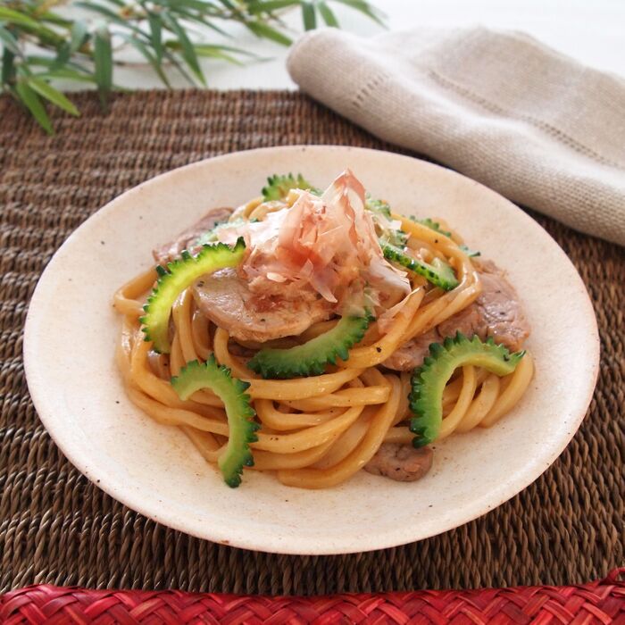 夏到来!元気メニューに「豚肉とゴーヤのうどんチャンプル」