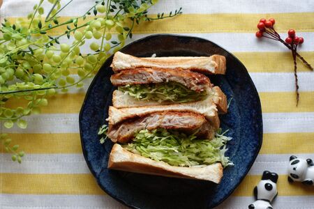 ヘルシーに揚げ焼き♪豚こま肉のカツサンド