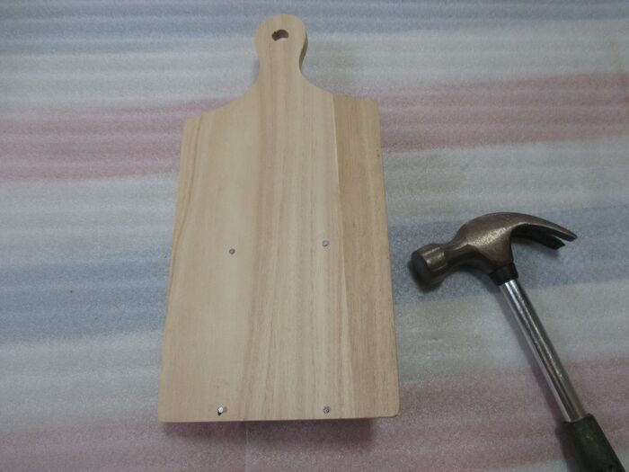 ④裏側からくぎで補強する。