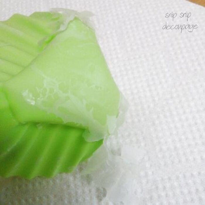 ④デコパージュ液を入れるカップ