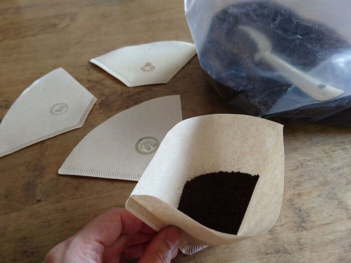 ペーパーフィルターの中に乾燥させたコーヒーかすを入