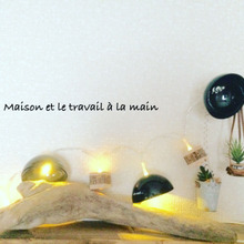 ガチャガチャカプセルと木のキューブでかわいいランプ