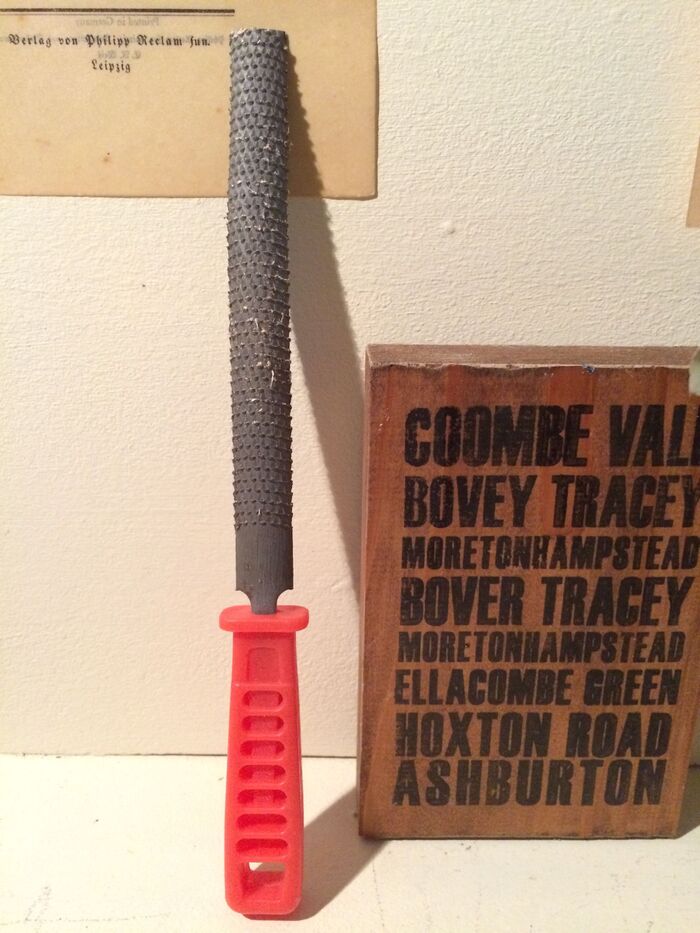 鉄ヤスリで直方体を傷つけます。