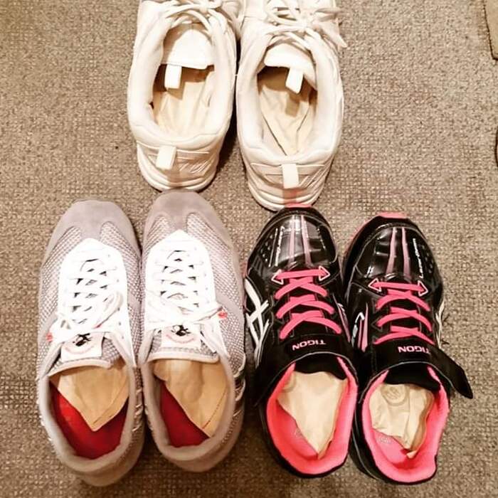 靴を脱いだら1つづつ靴の中へ入れます