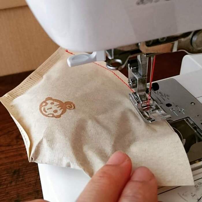 口をミシンで縫います