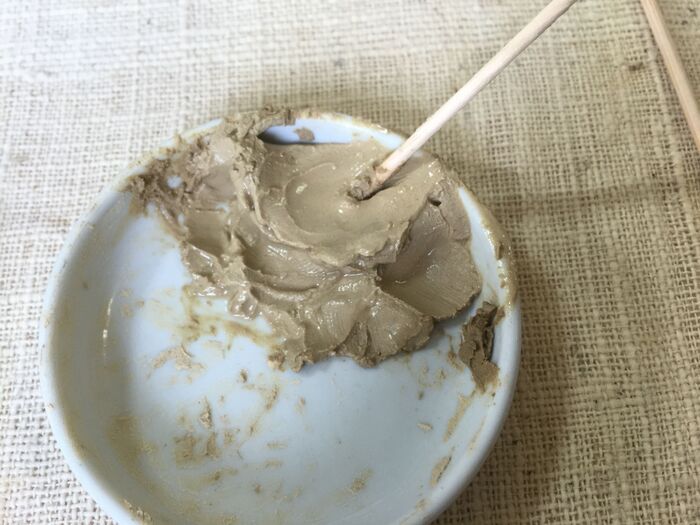 粘土を少し小皿に入れて水で練っておく