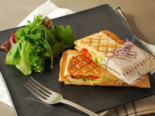 話題の惣菜“サラダチキン”×とろ~りアボカドで♪キルト模様のホットサンドレシピ