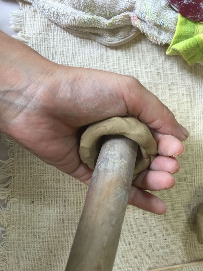 粘土を切り分け、丸くして形に作る