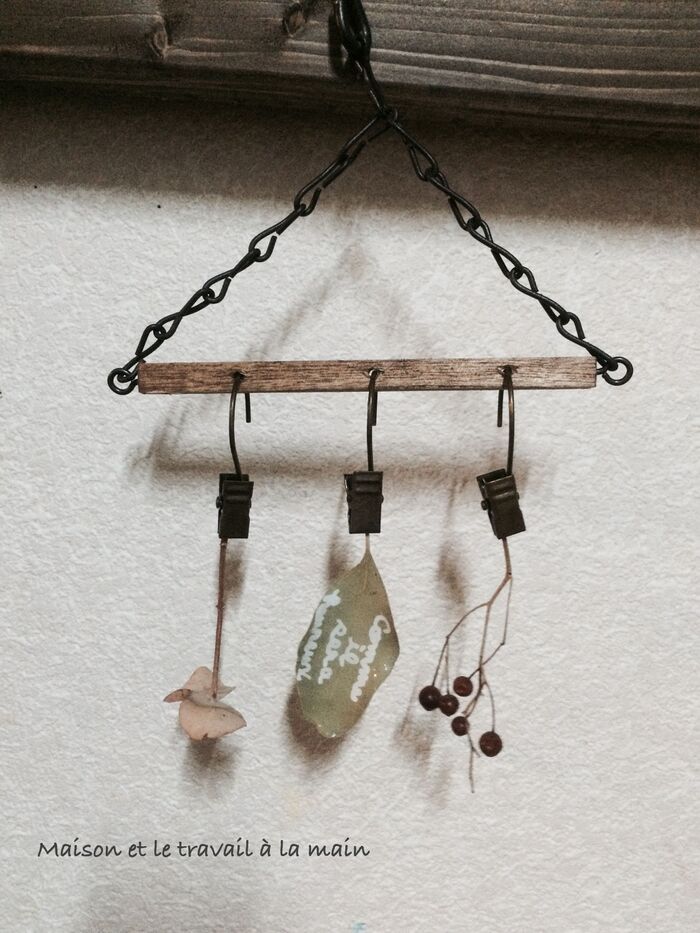 チェーン、カーテンフックをつけます。