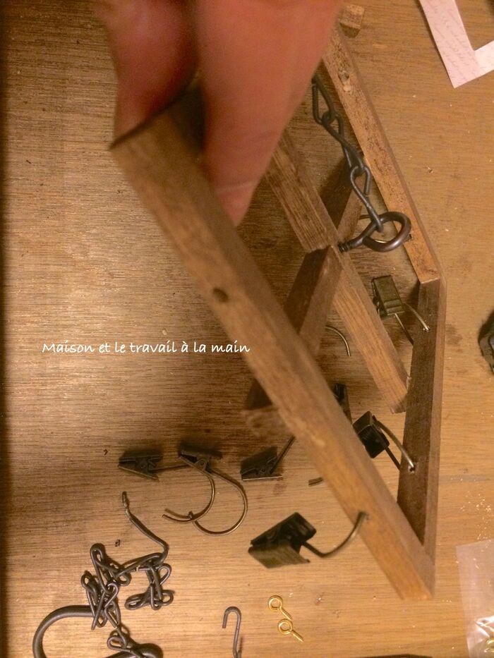 ヒートン、カーテンフックをつけます。