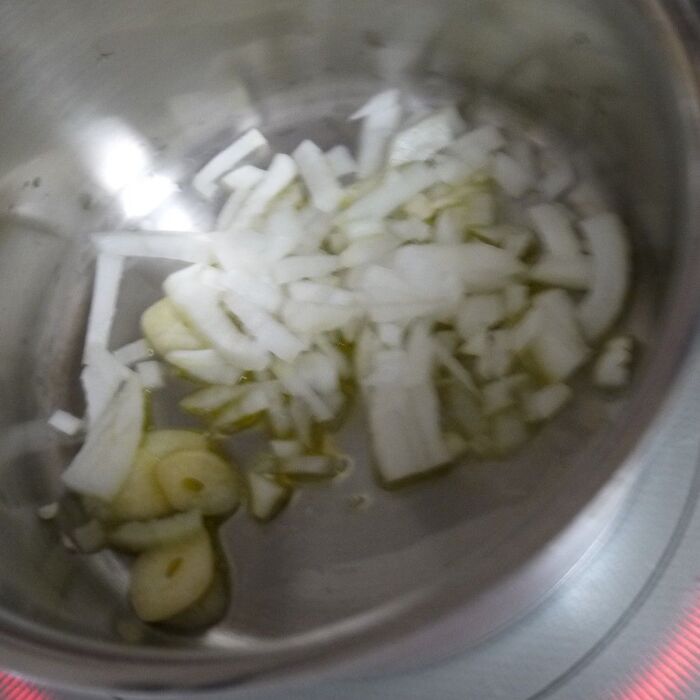 玉ねぎ、にんにくを炒める