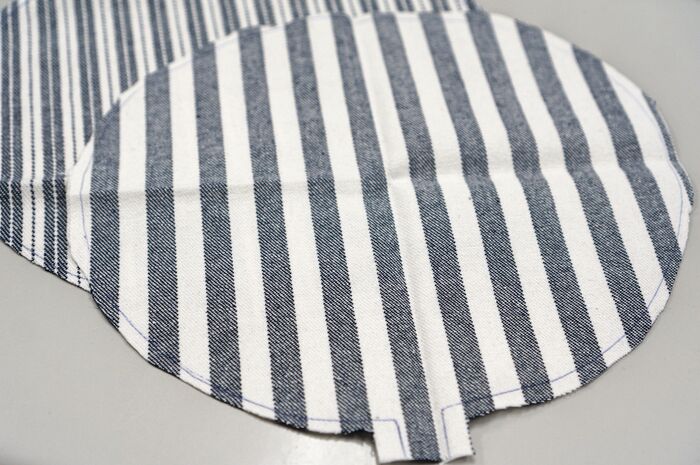 ハサミで布地をカットする