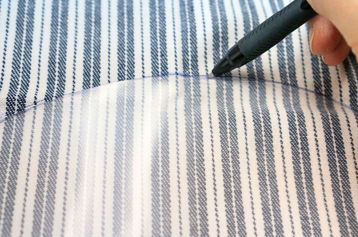 布地に型を描く