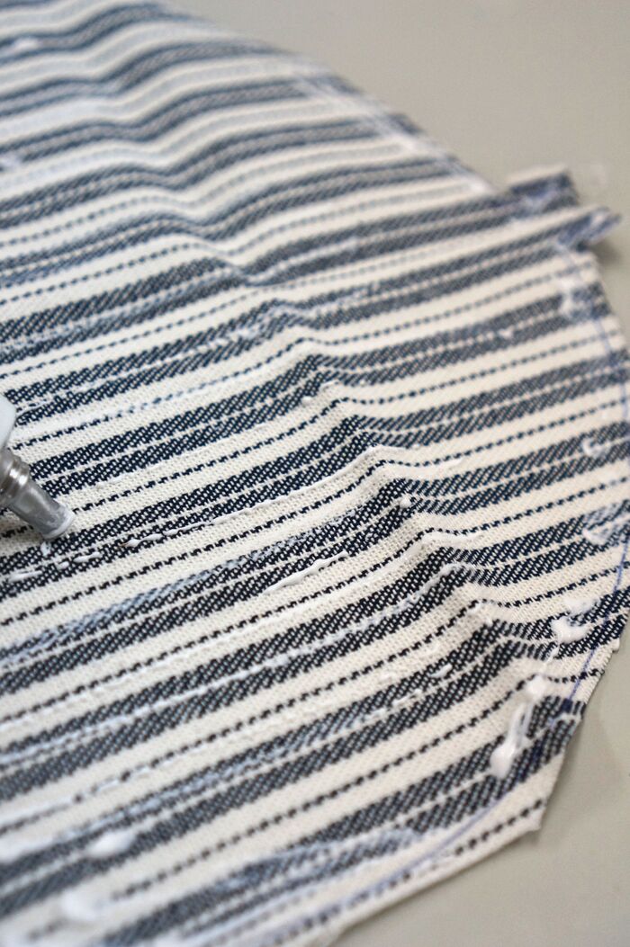 ボンドを布地全体に塗ります