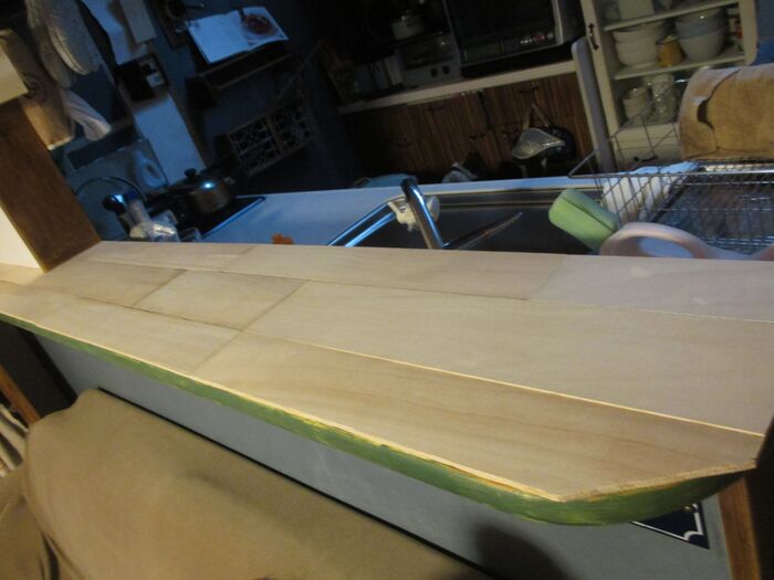 作り方①カウンターの大きさに合わせて板をカット。