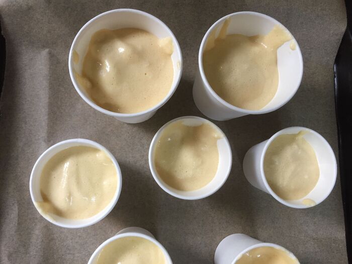 紙コップに入れる