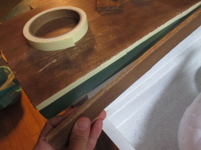 ⑦ふちは両面テープとタッカーでくっつけていく。