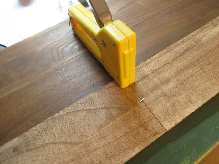 ⑥裏側からどんどんタッカーでつなげていく。