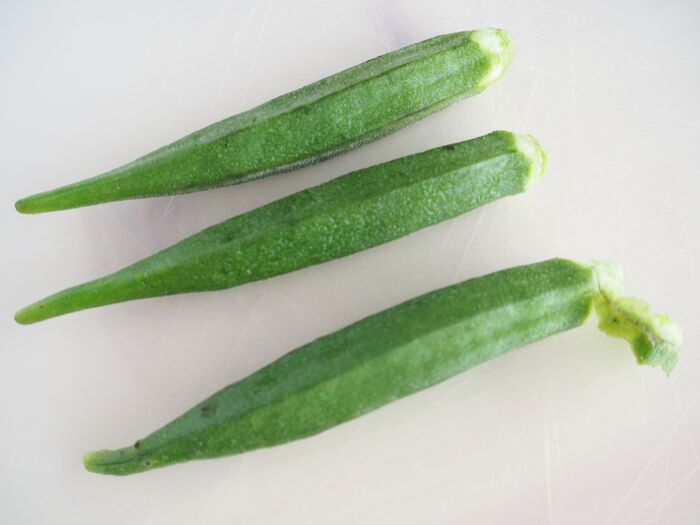 ③オクラと竹輪を切ります