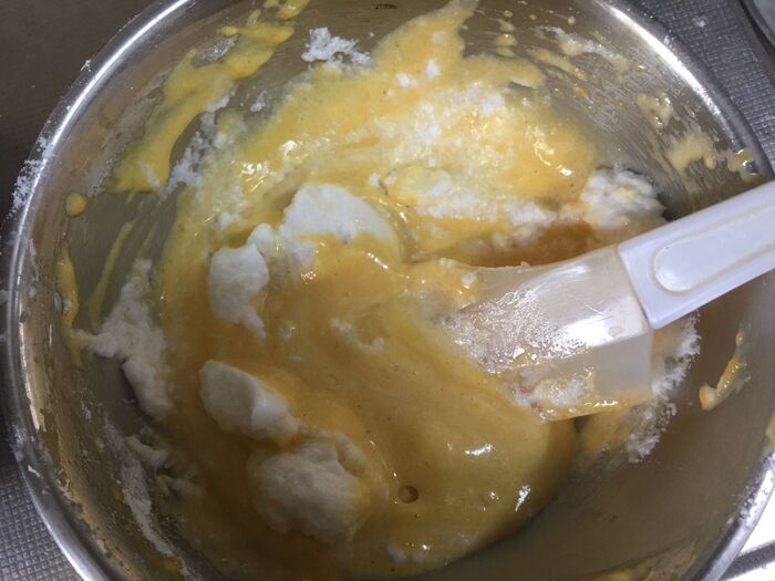 生地を混ぜ合わせる