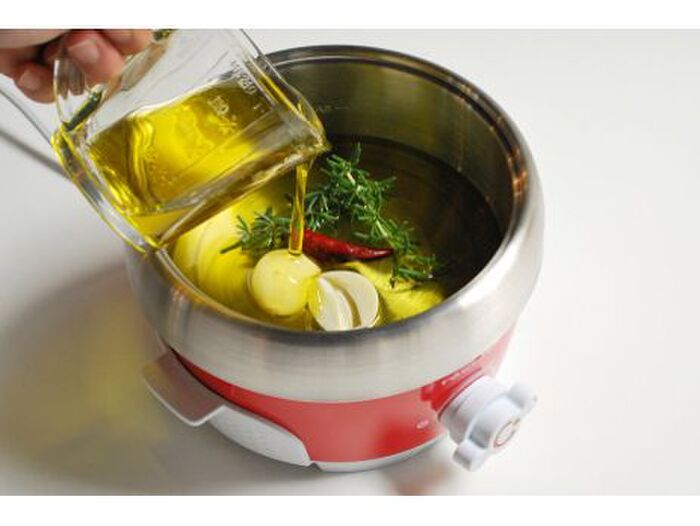 2. オリーブオイルを温める