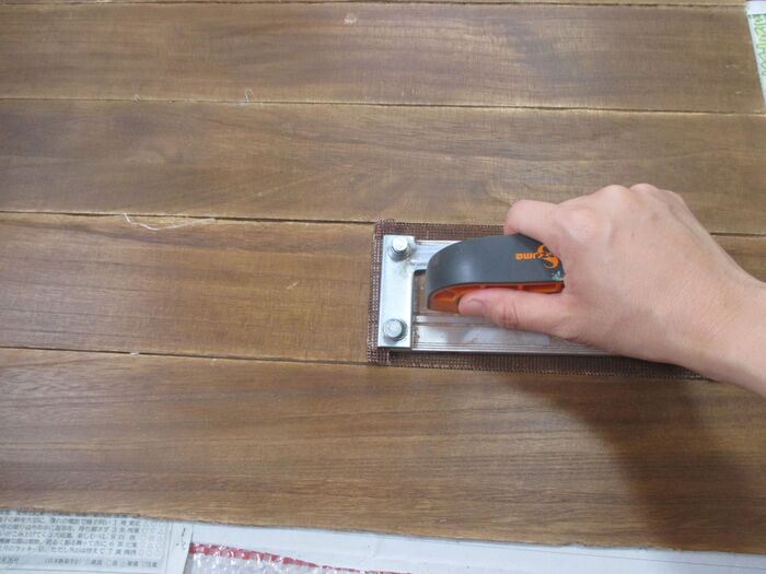 ⑤さらにやすりがけをする。