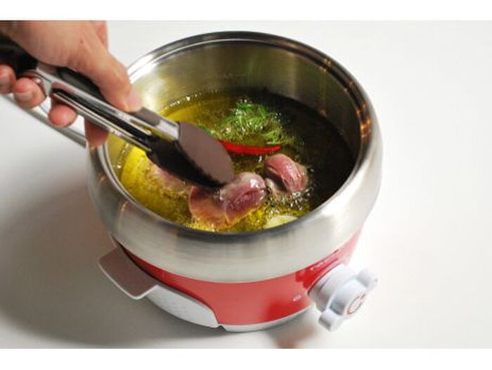 3. 具材をオイル煮にする