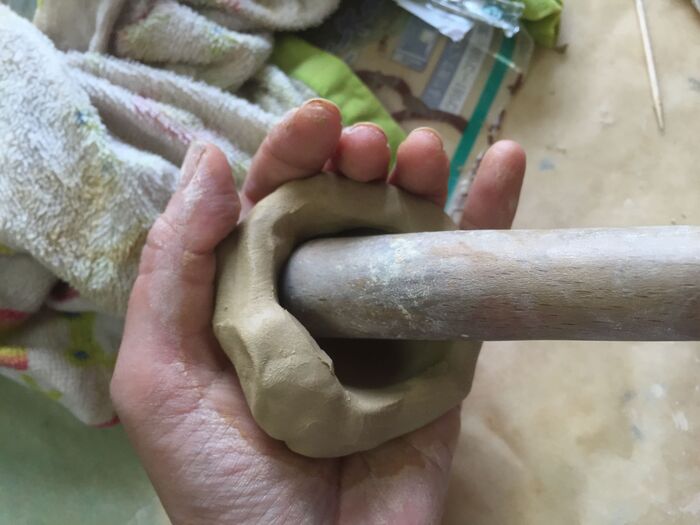 粘土を4等分にして形作る